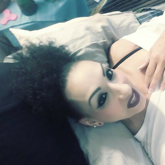 Meet your Posher, Aprill - Picture 3 of 3